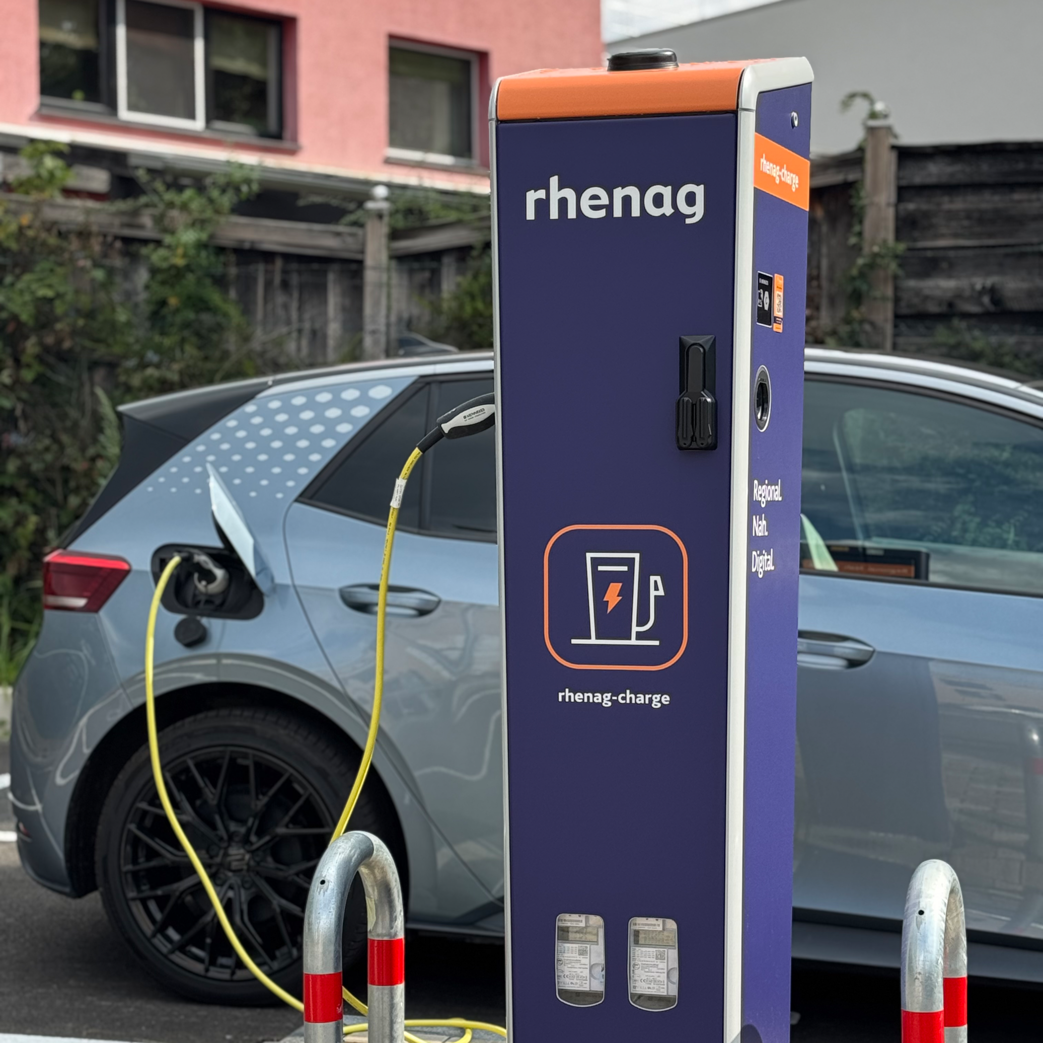 Neue Ladesäule Oktopus Nahaufnahme einer rhenag Elektroladesäule mit dem Schriftzug "Elektromobilität ist Zukunft".