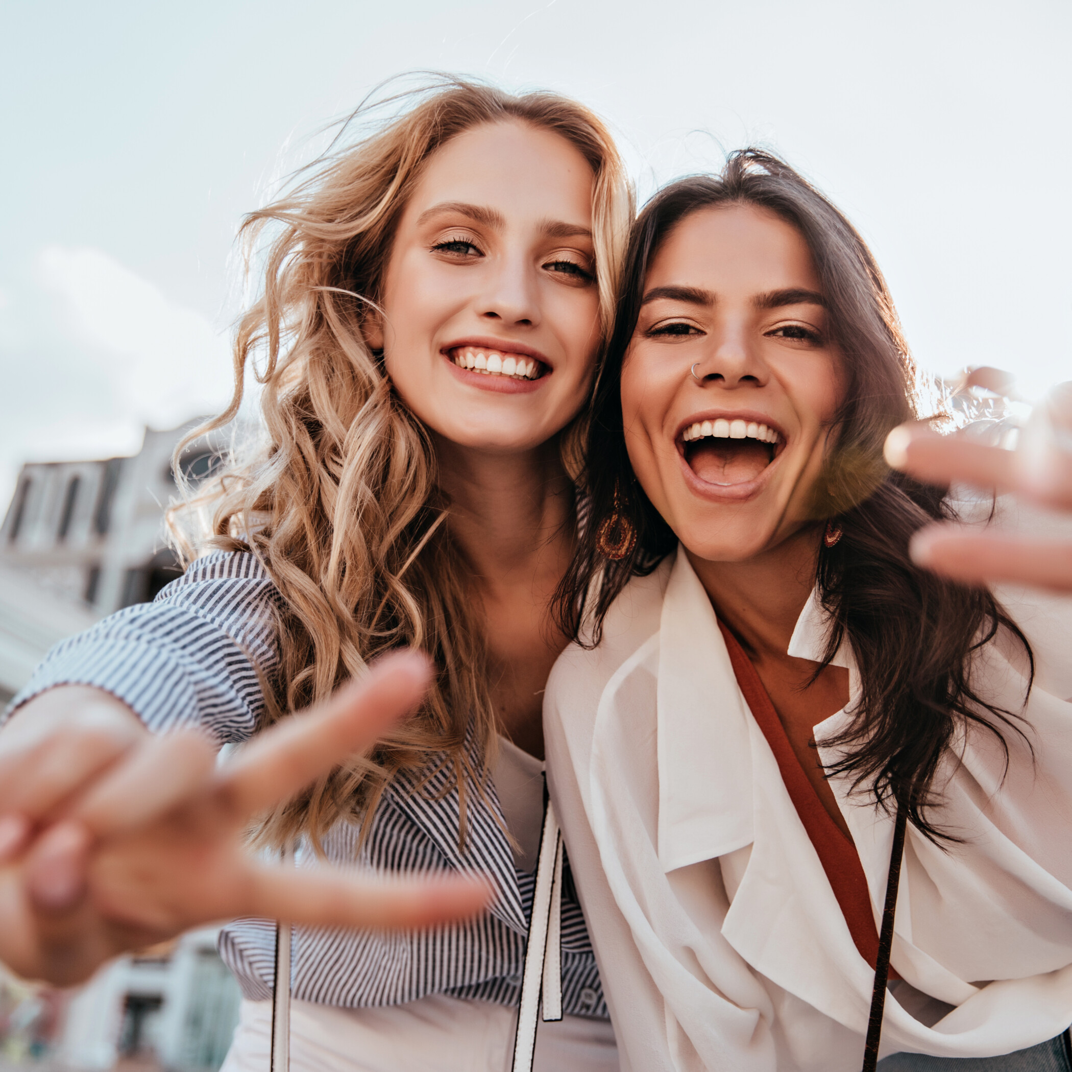 Freundinnen Zwei Freundinnen machen ein Selfie beim Städtetrip.