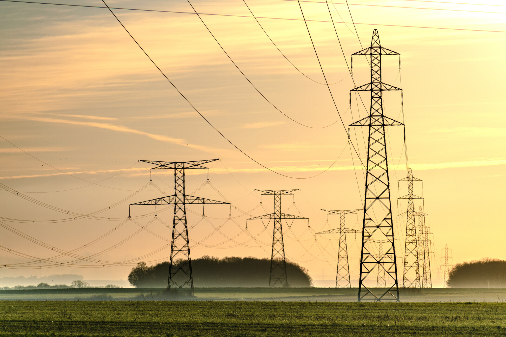 Stromleitungen sind Teil der Infrastruktur, über die elektrische Energie im Netz verteilt wird.