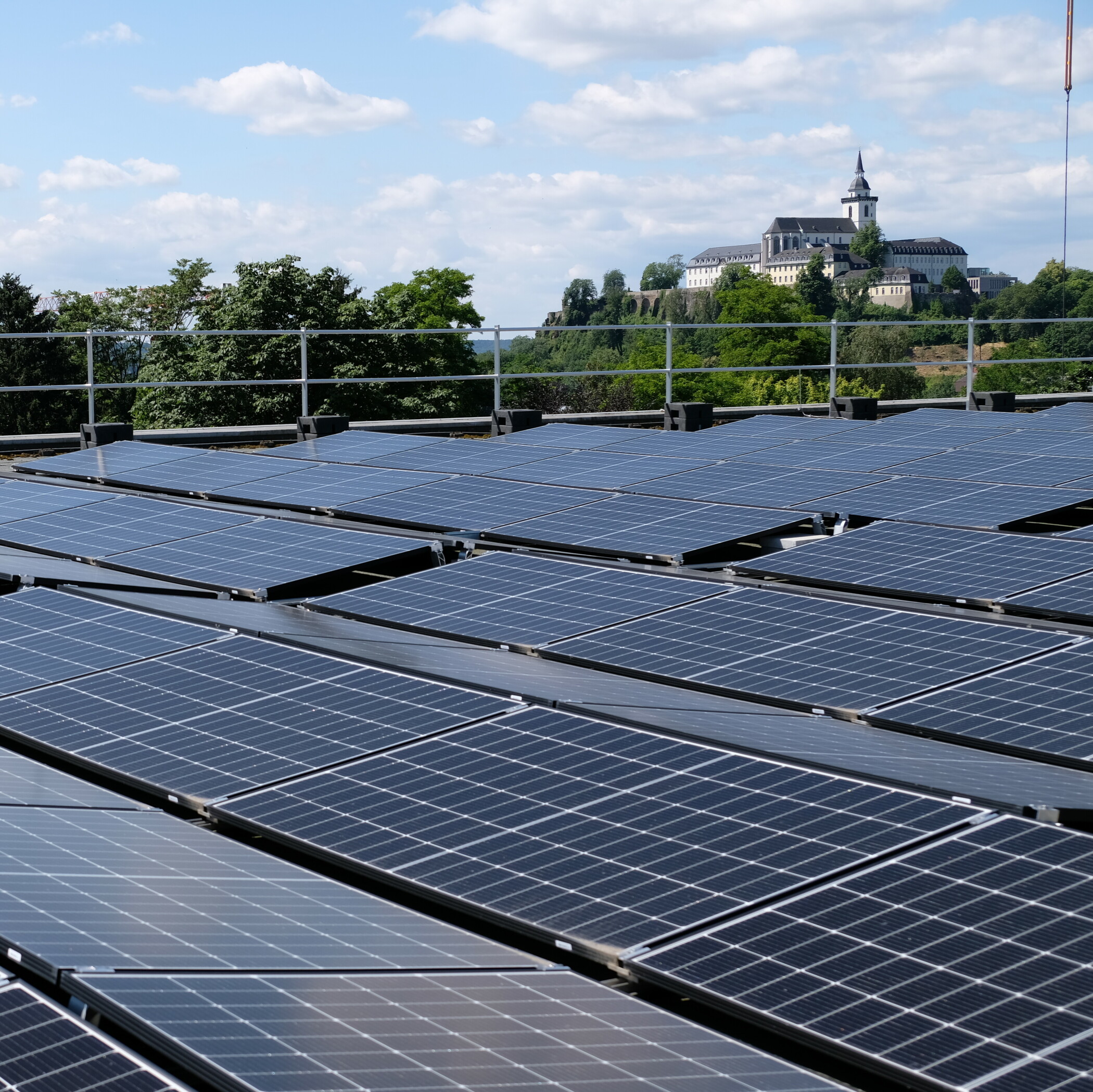 Photovoltaikanlage auf dem Dach des Oktopus Bads in Siegburg.