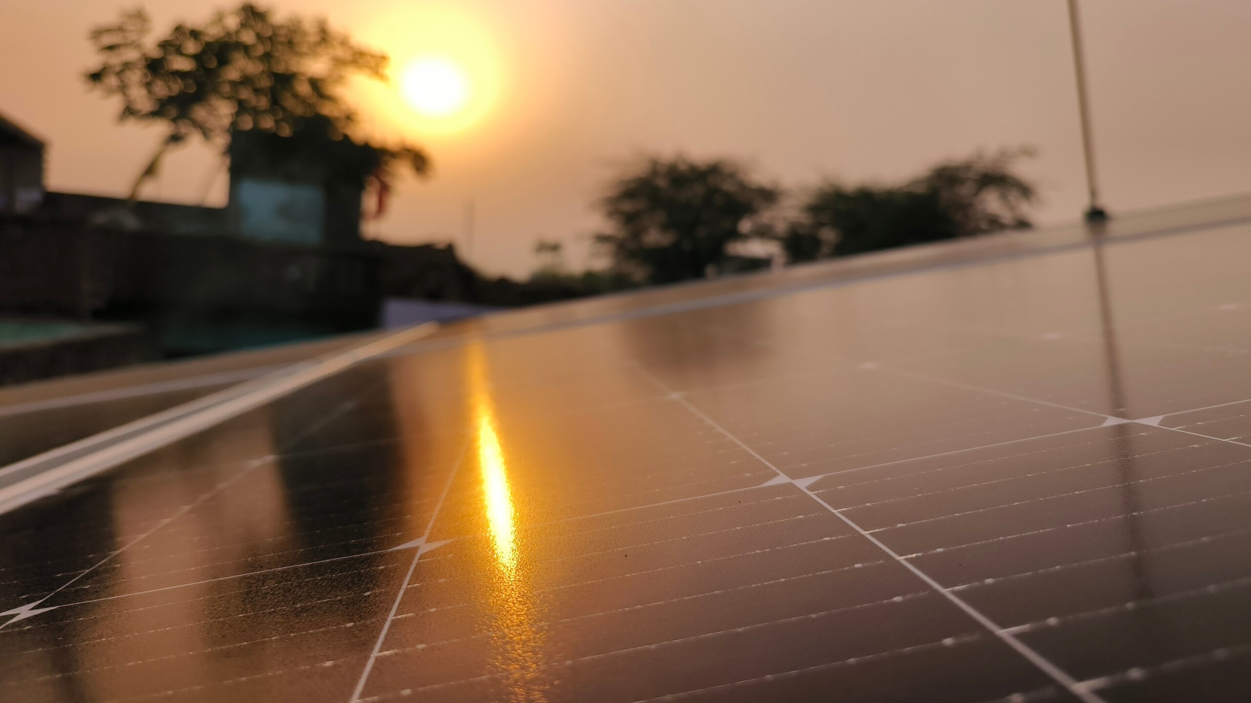 Photovoltaikanlage auf einem privaten Hausdach im Rhein-Sieg-Kreis bei strahlendem Sonnenschein – rhenag Energie.