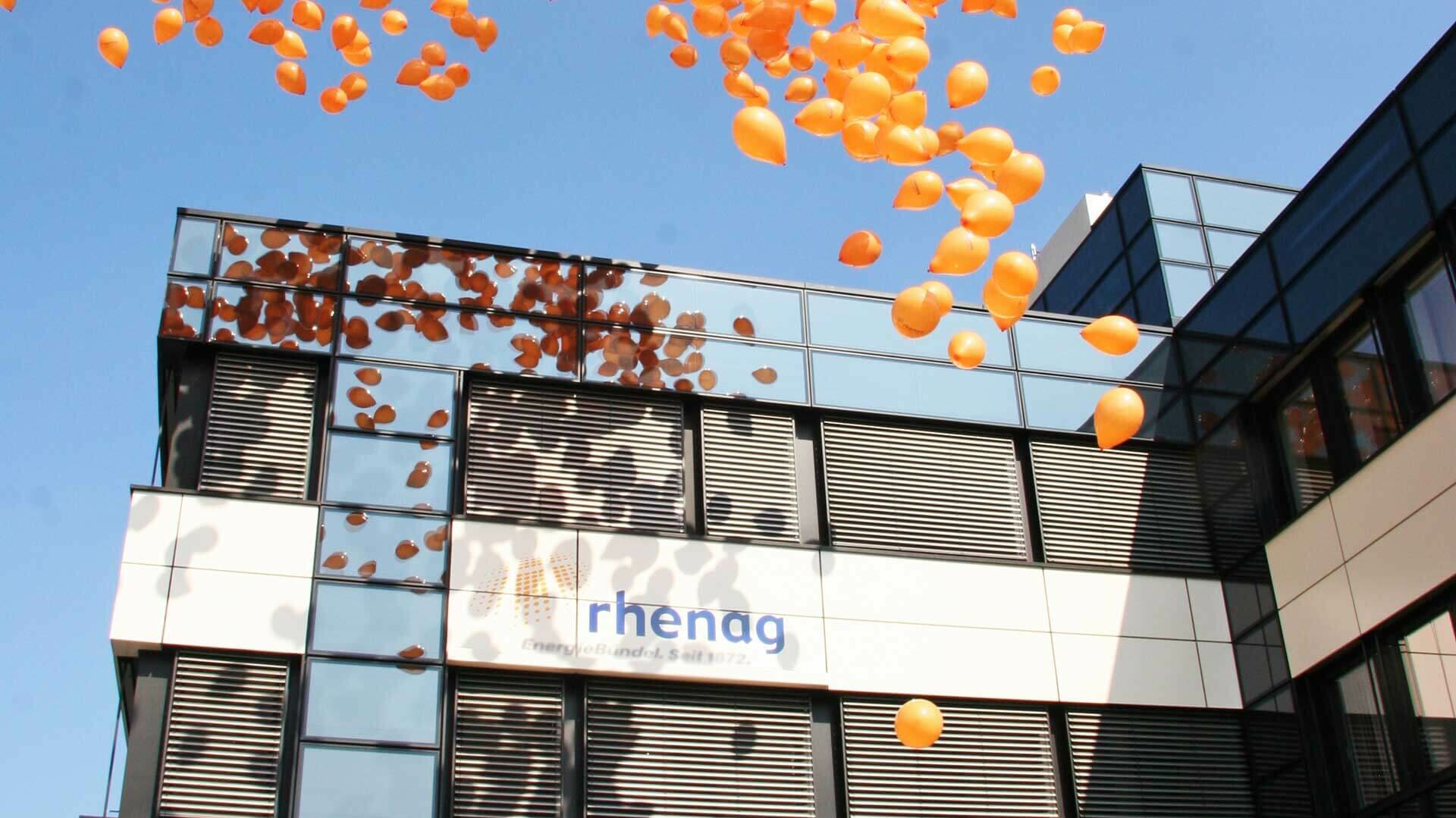 Luftballons vor dem rhenag Gebäude