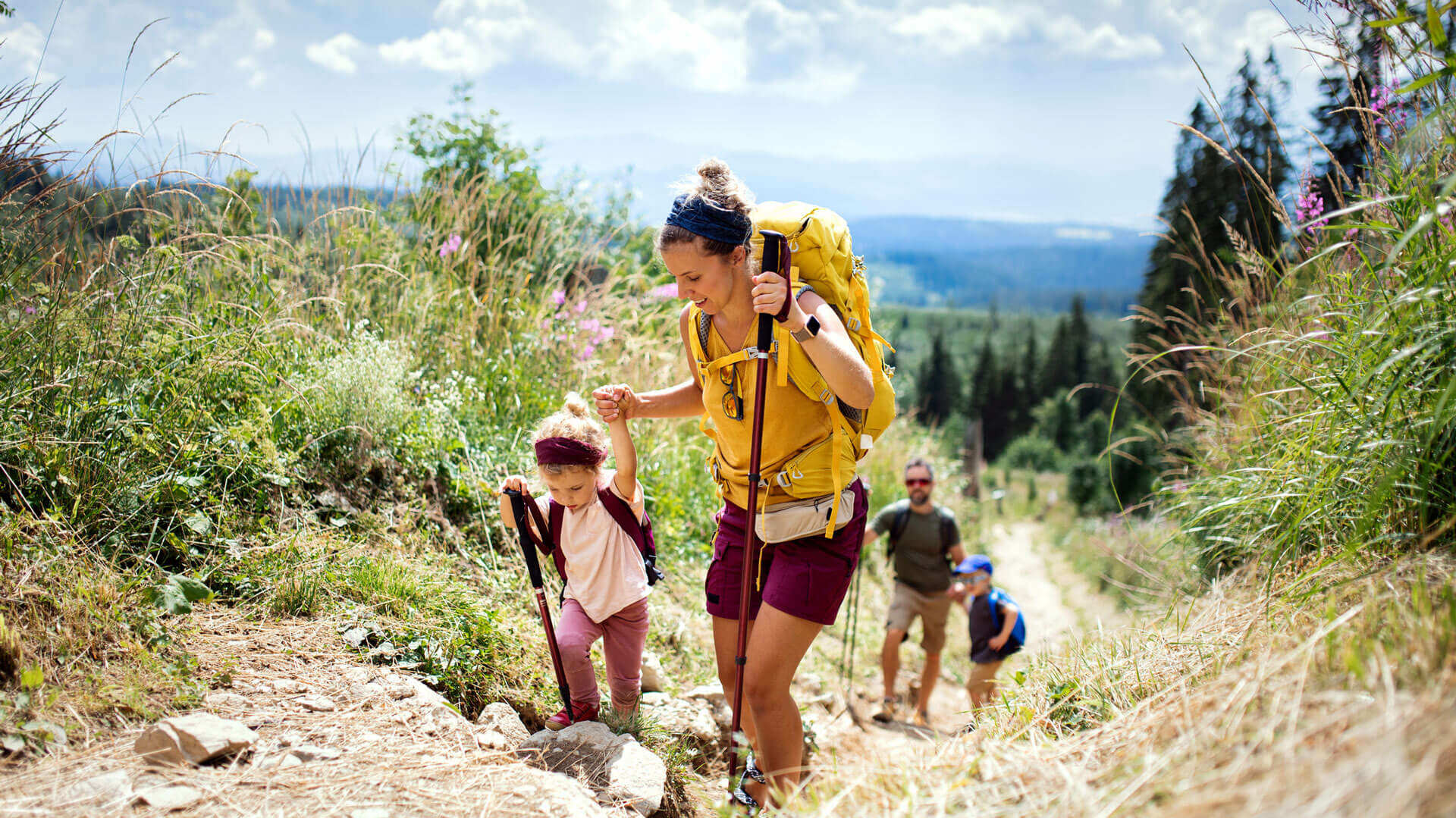 Familie wandert durch die Berge