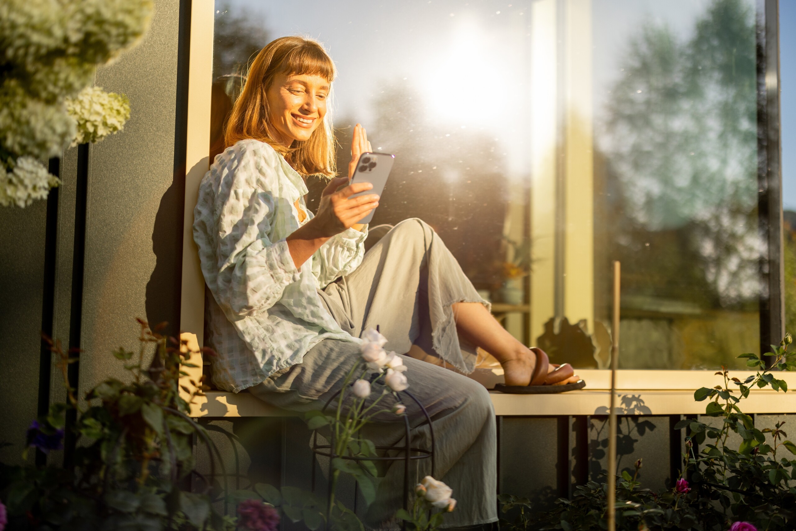 Entspannte Kaffeepause auf dem Balkon – im Hintergrund ein kleines Balkonkraftwerk.