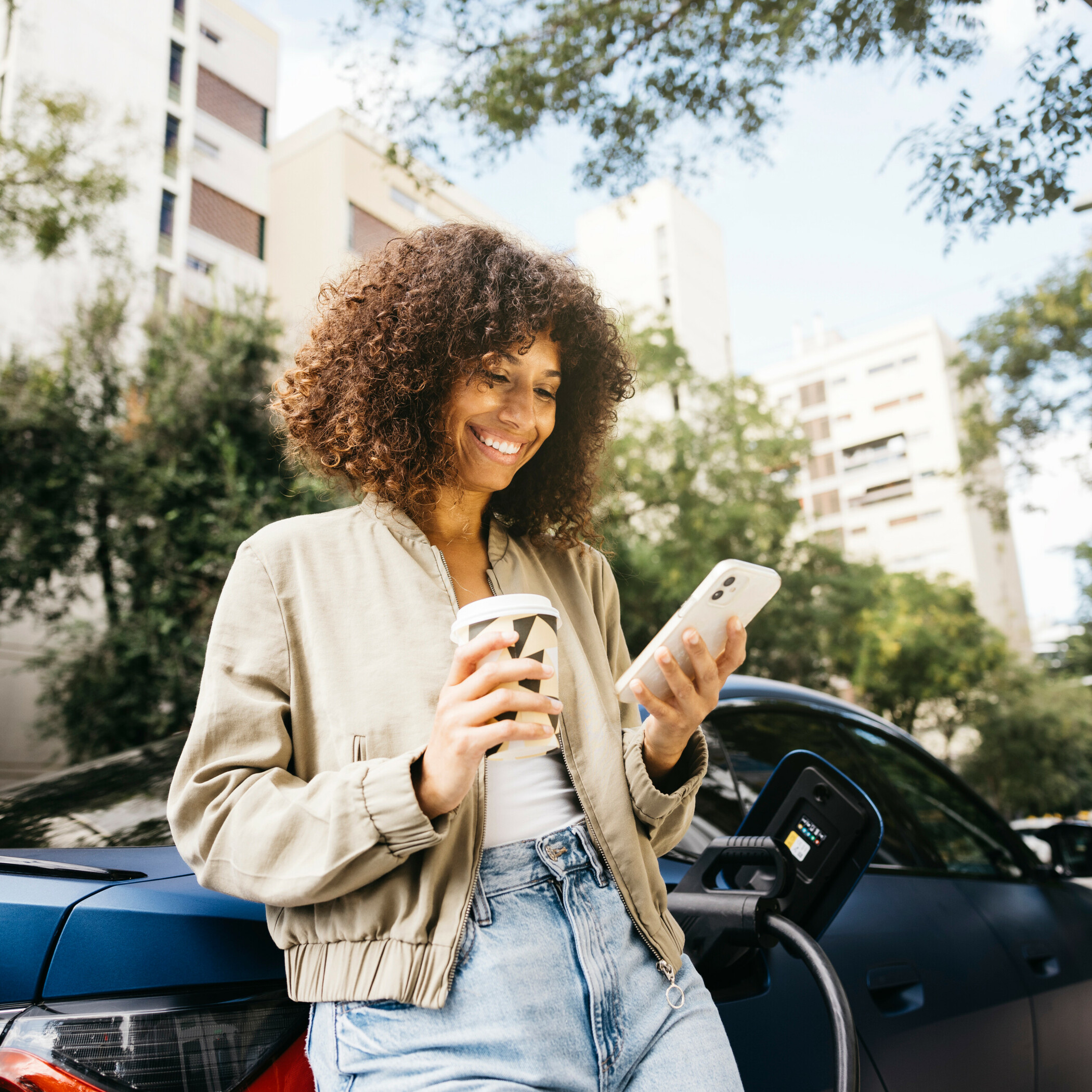 Frau am E-Auto Frau am E-Auto