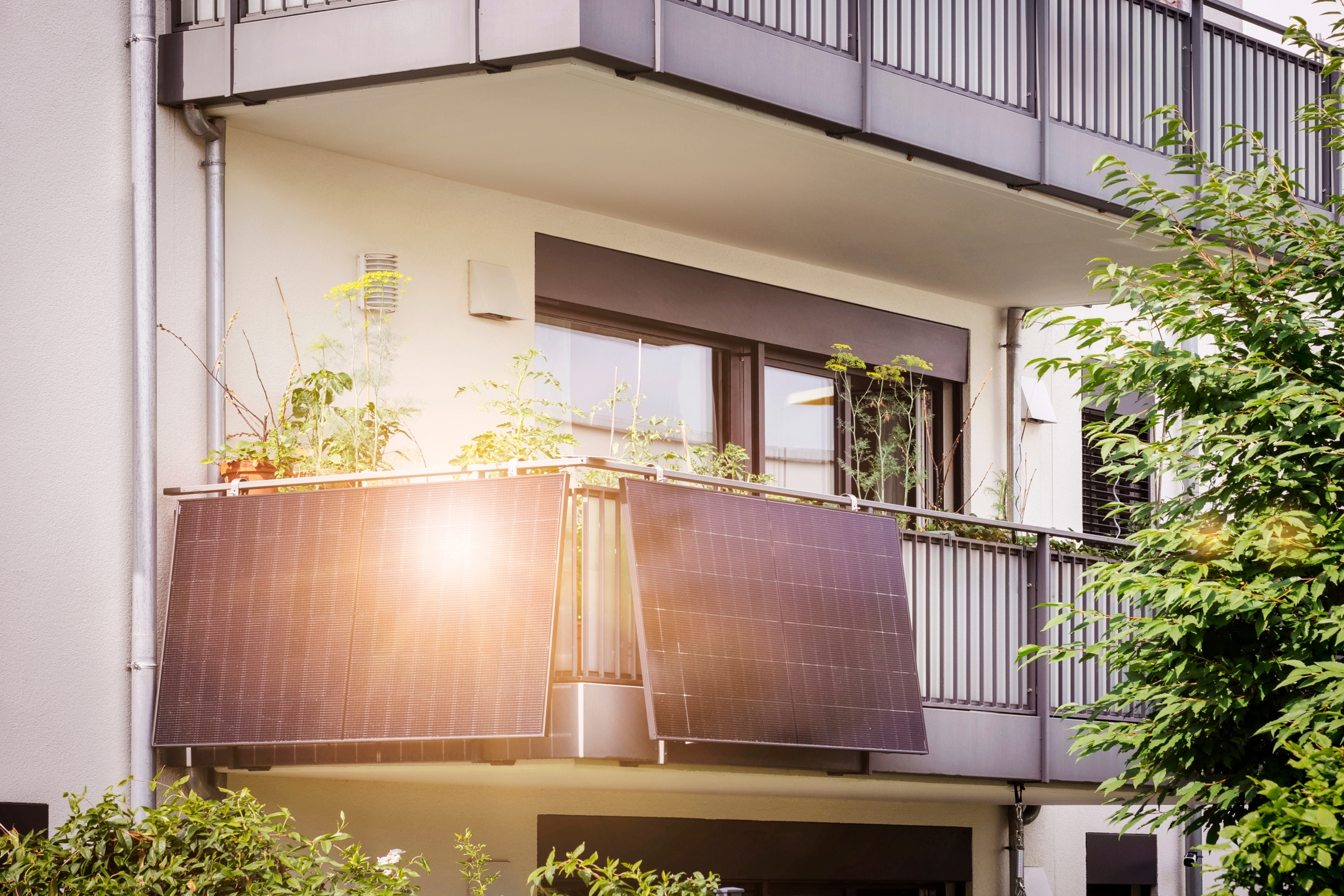 Solarpanels sind an einem Balkon zu sehen