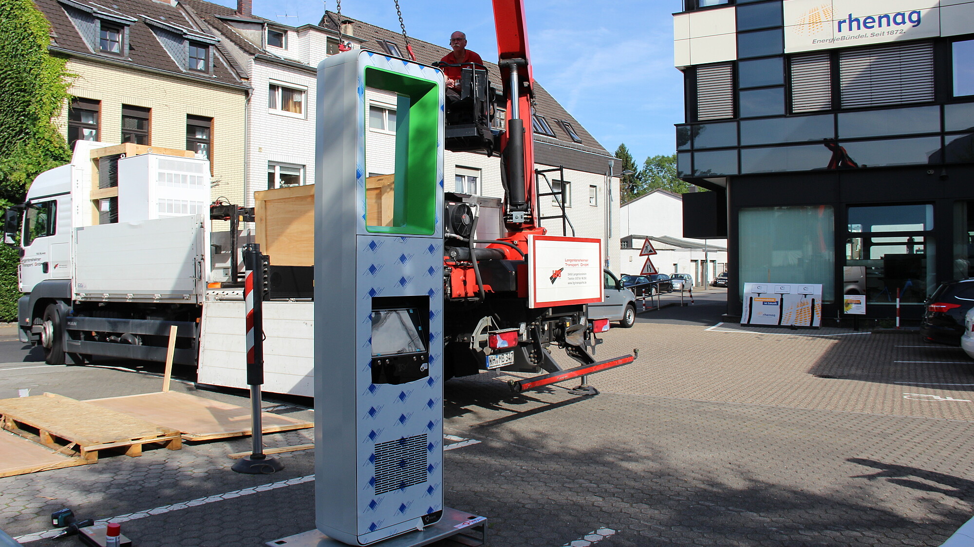 Aufbau der Ultra-Schnellladesäule in der Bachstraße 3 in Siegburg.