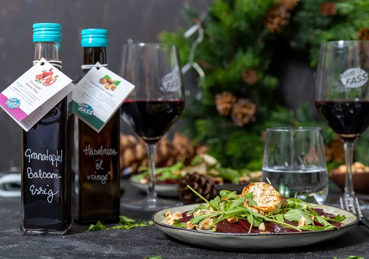 vomFASS Produkte, wie Essige oder Weine, die auf dem Tisch stehen.