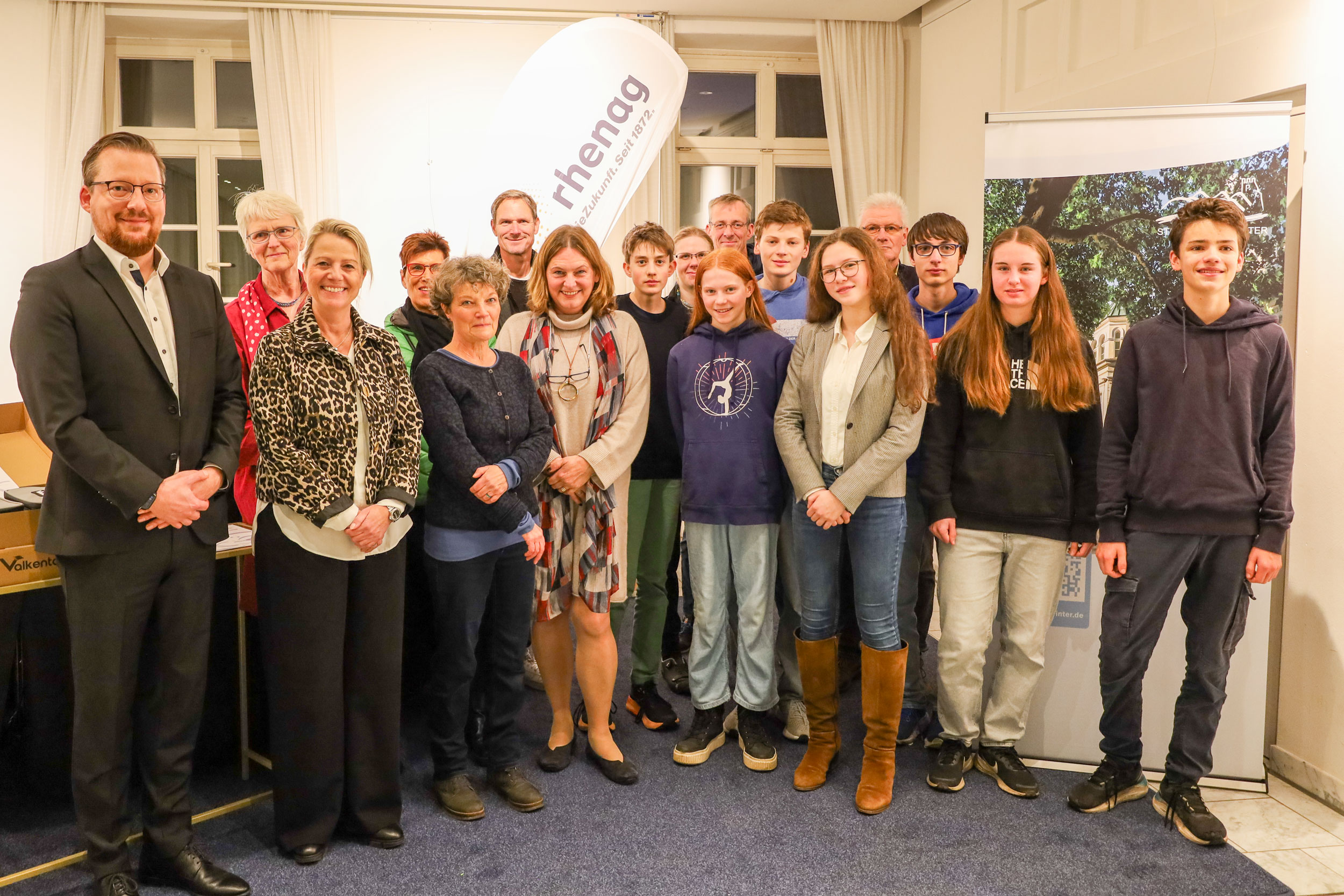 Ein junges Paar kauft online etwas mit der Kreditkarte.