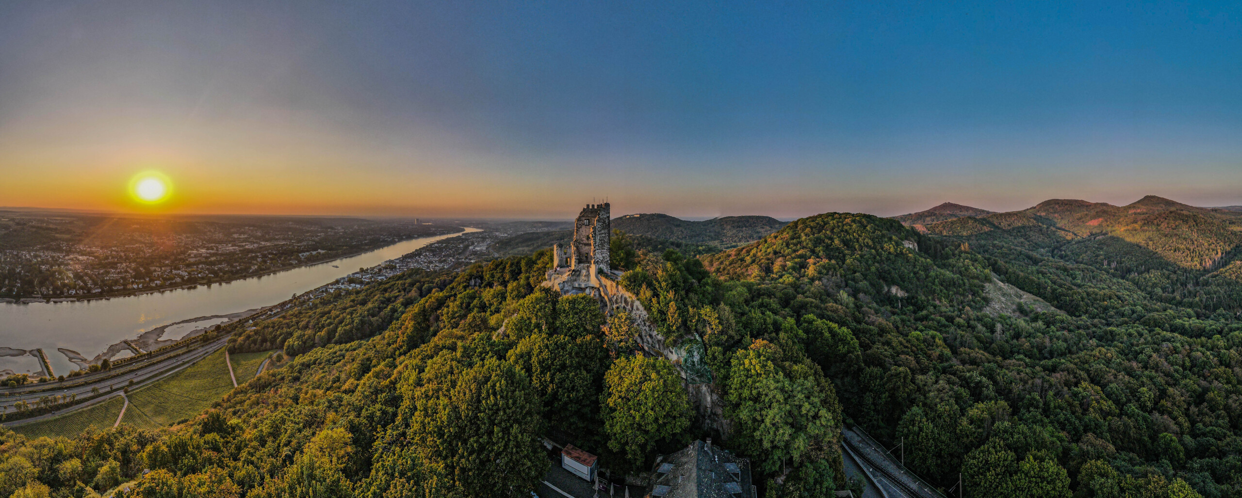 Blick vom Drachenfels auf das Rheintal im Mai von rhenag Energie.