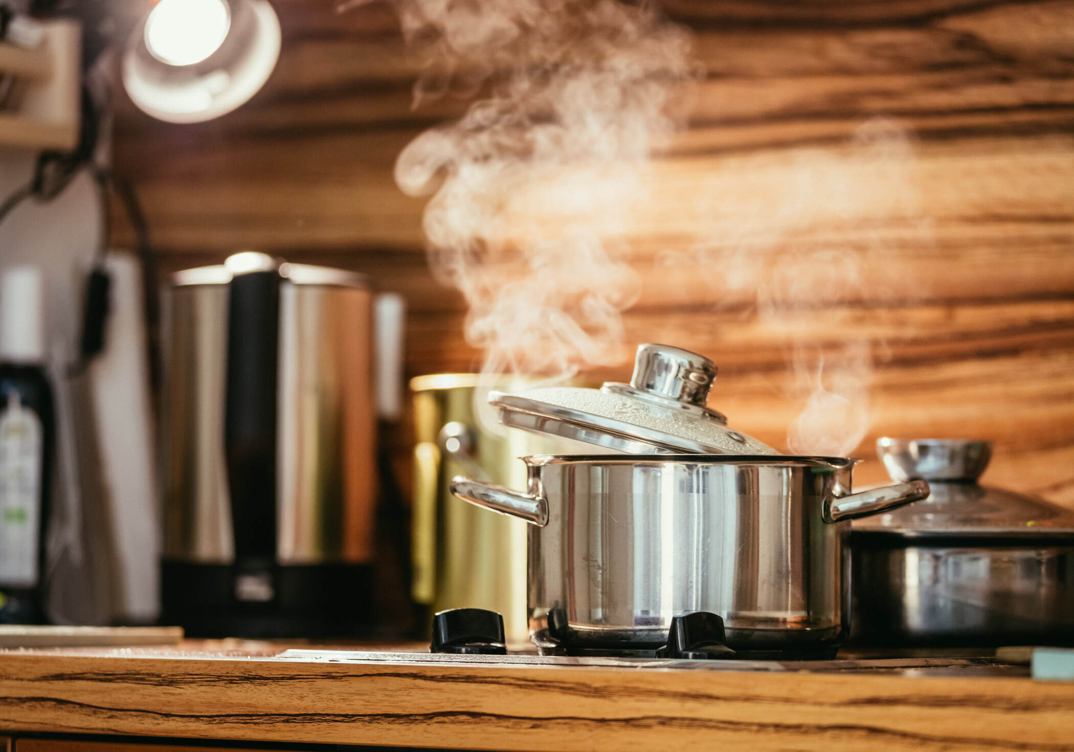 rhenag Energie: Deckel auf dem Topf spart spürbar Energie beim Kochen.