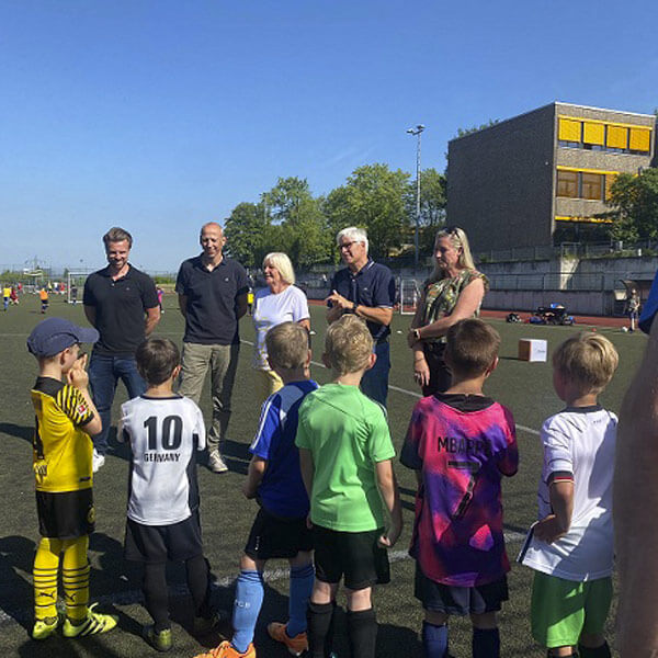 Kinder auf dem Fußballfeld