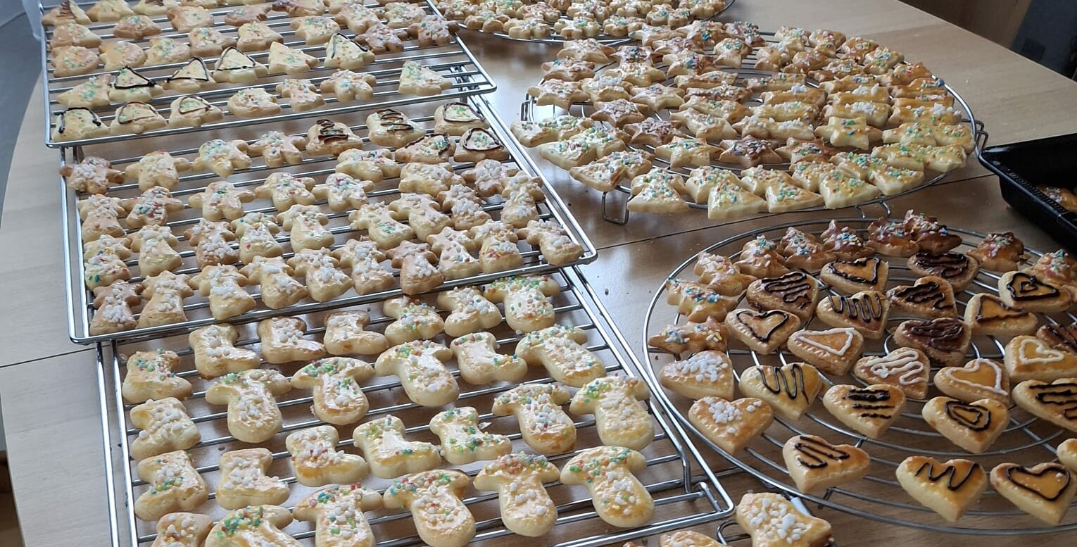 Butterplätzchen in verschiedenen Formen, bunt dekoriert mit Streuseln und Zuckerguss.  