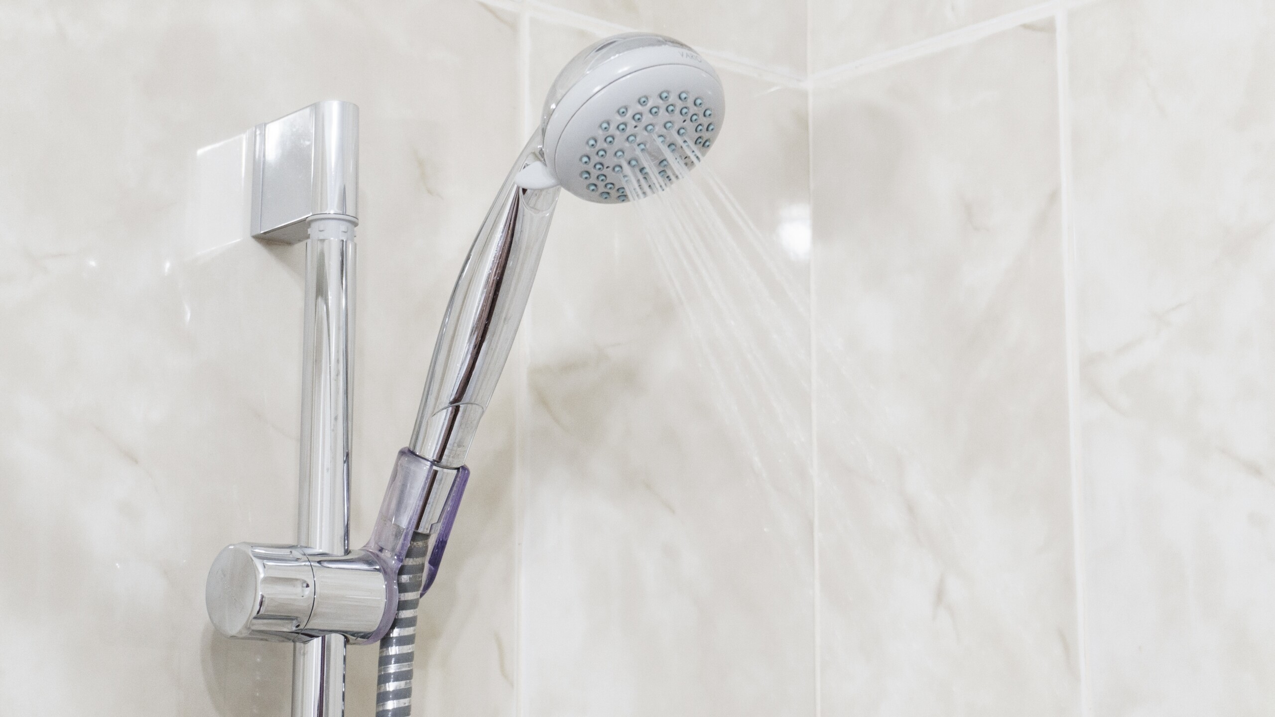 Moderner Sparduschkopf spart bis zu 50 % Wasser ohne Komfortverlust.