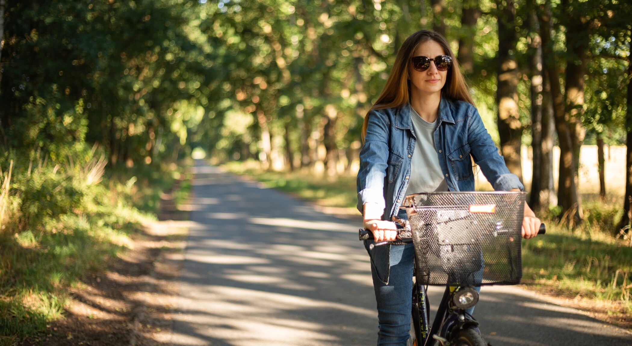 Fahrradfahrer Fahrrad mit Einkaufstour auf einem Radweg im Rhein-Sieg-Kreis