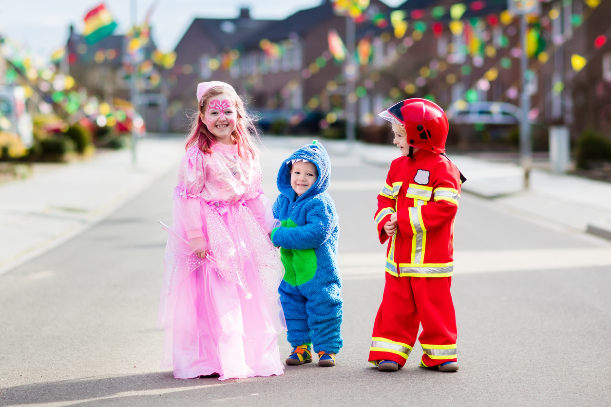 Verkleidete Kinder im Straßenkarneval