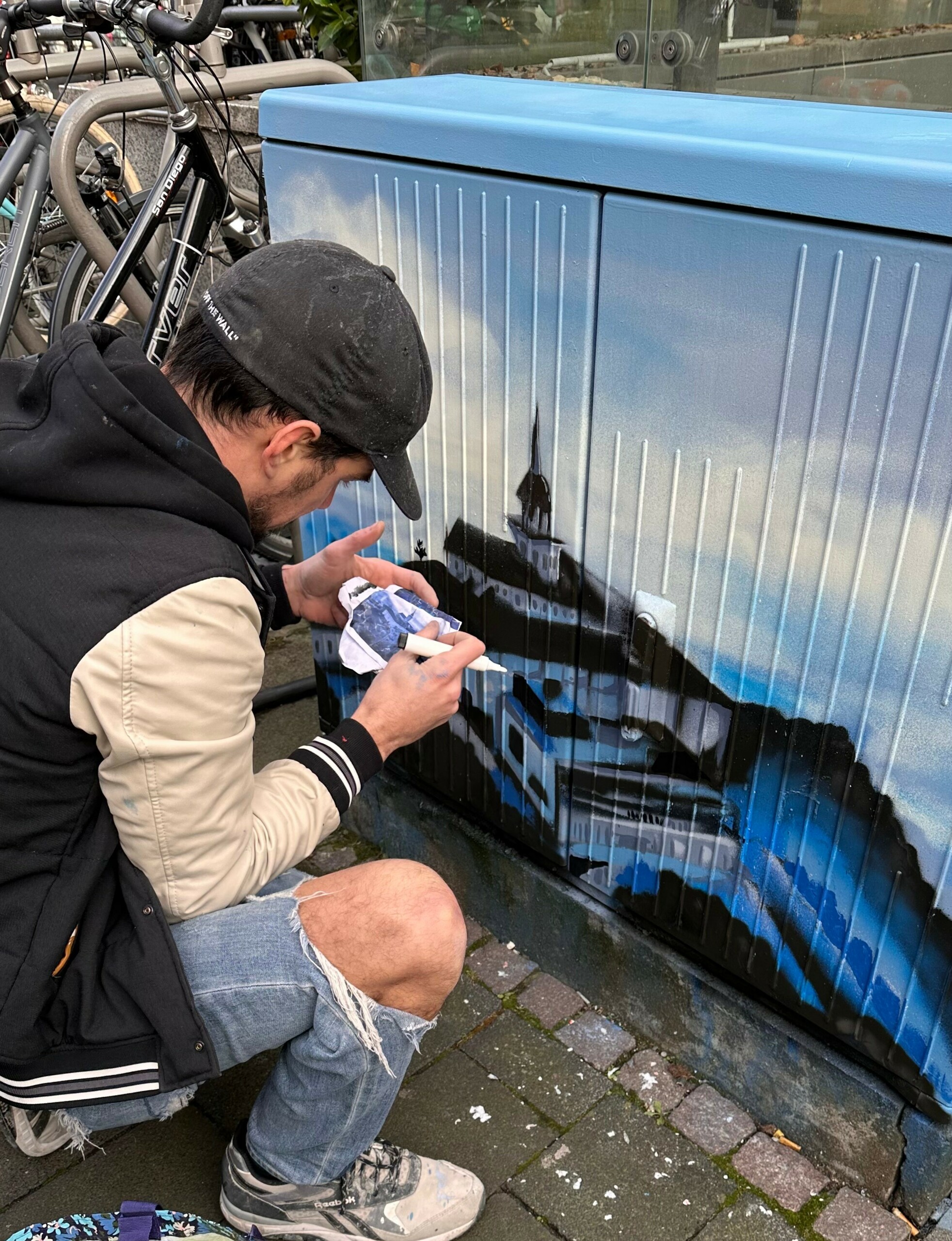 Bemalter Stromkasten vor dem ehemaligen Galeria Kaufhof mit Graffiti-Künstler Simon Stolzenbach