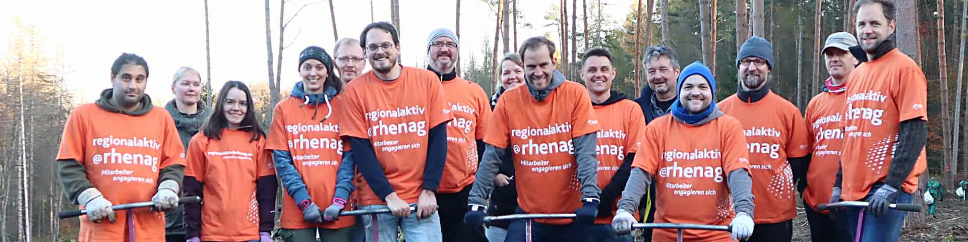 Gruppenfoto von rhenag Mitarbeitern im Zukunftswald