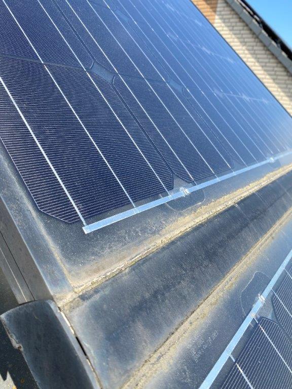 Verschmutzte Solaranlage auf dem Dach