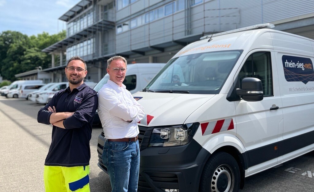Laurentiu und Thomas vor einem Rhein-Sieg-Netz-Transporter