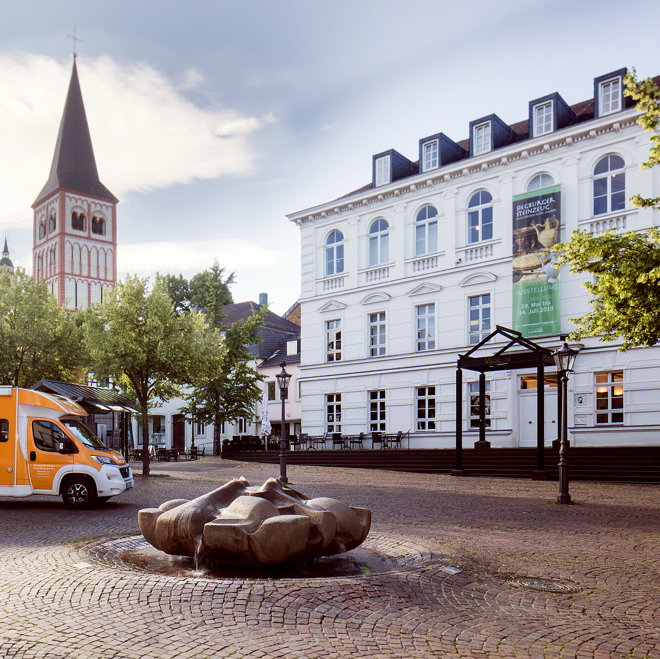 Orangener rhenag-Bus auf dem Marktplatz in Siegburg.