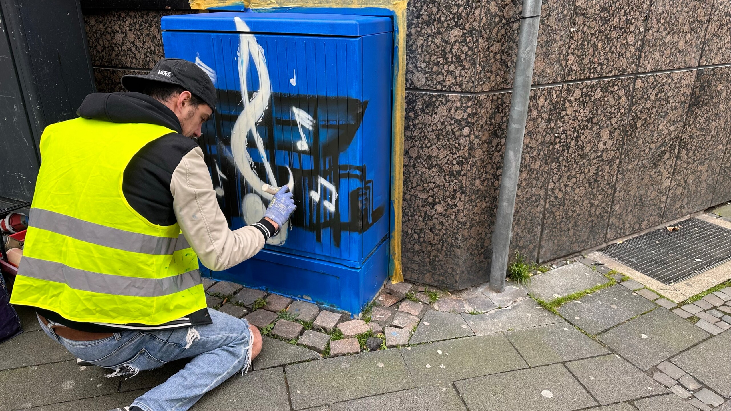 Bemalter Stromkasten an der Commerzbank in Siegburg mit Graffiti-Künstler Simon Stolzenbach