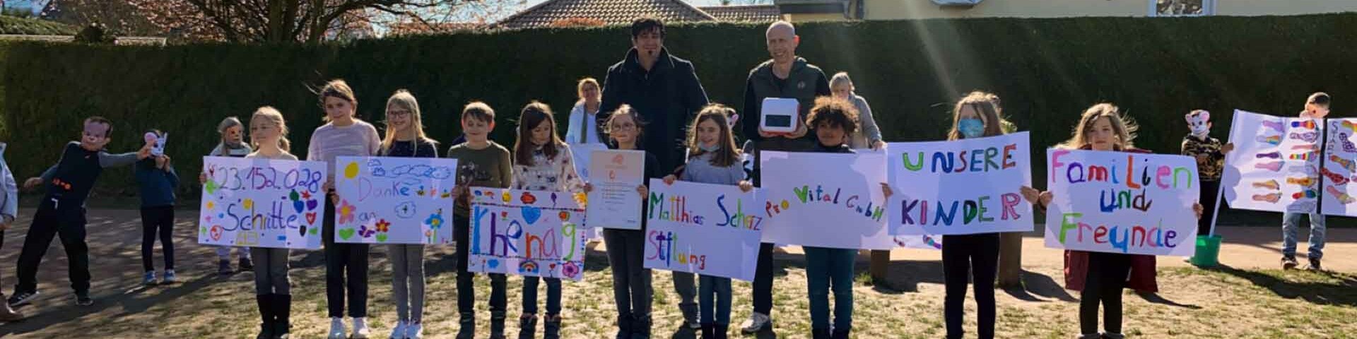 Schulkinder mit Plakaten auf dem Hof