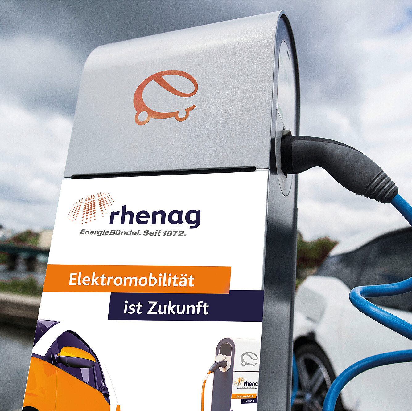 Nahaufnahme einer rhenag Elektroladesäule mit dem Schriftzug "Elektromobilität ist Zukunft".