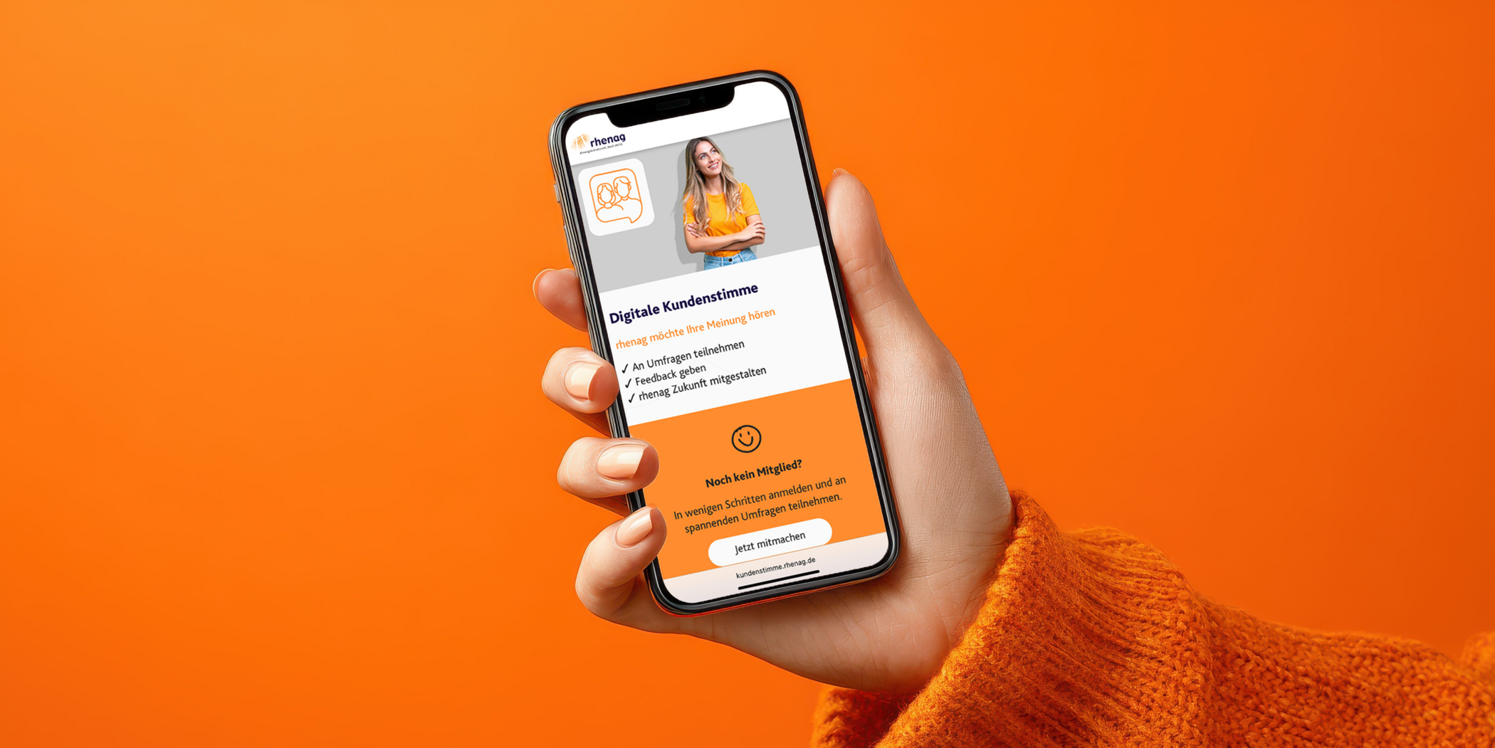 Handyscreen mit der Website der Digitalen Kundenstimme vor orangenem Hintergrund.