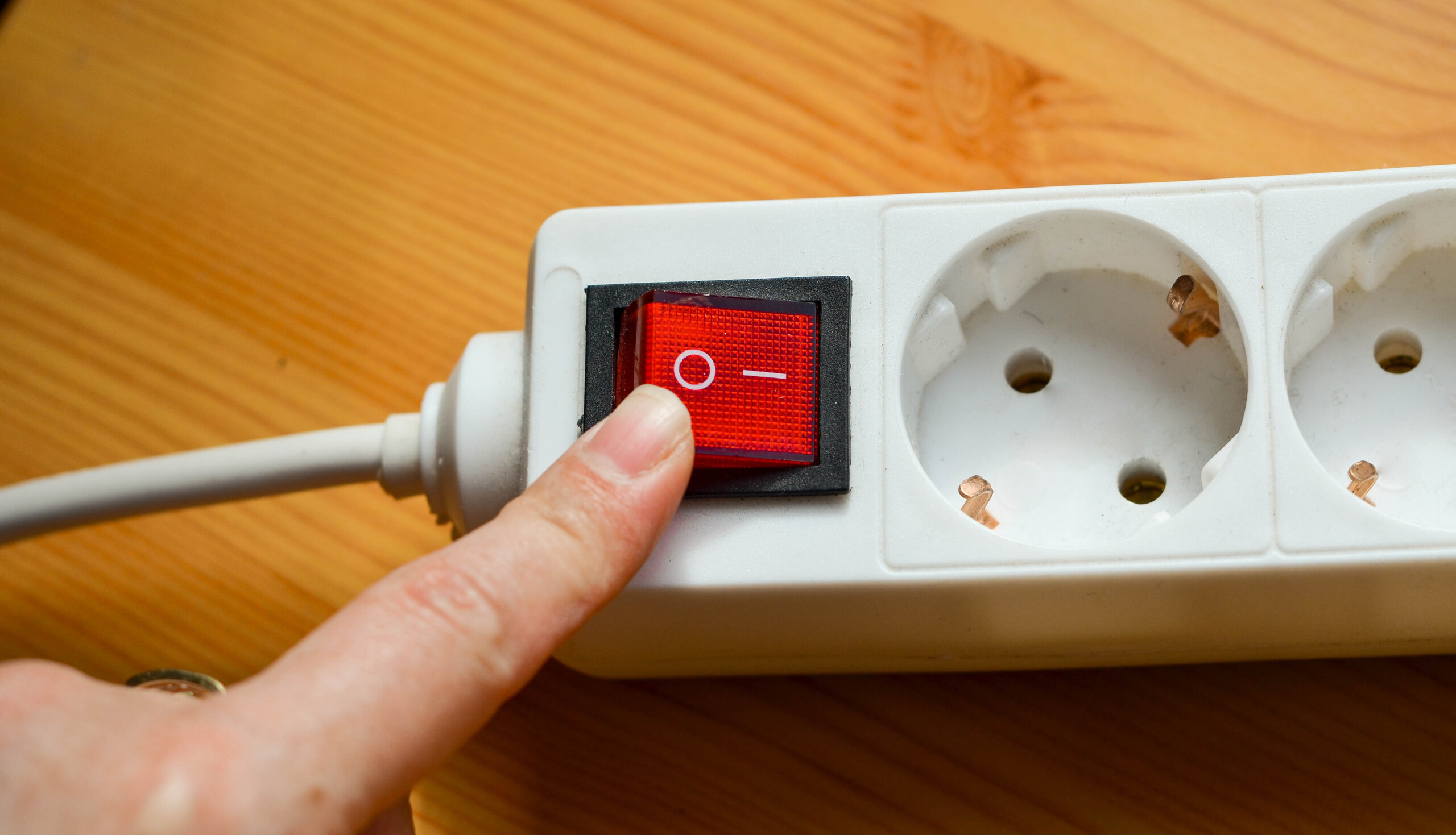 LED, Steckerleiste, Lüften: Energiespar-Tipps fürs Wohnzimmer & Homeoffice aus der rhenag Energie Serie Energiesparen, das ins Haus passt.