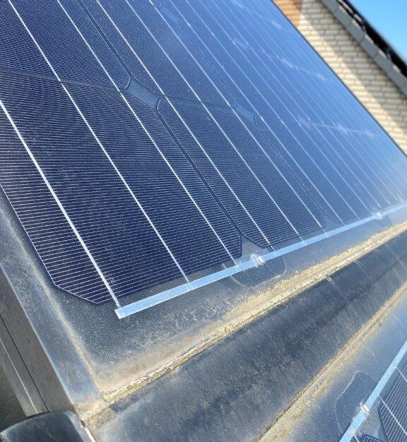 Verschmutzte Solaranlage auf dem Dach