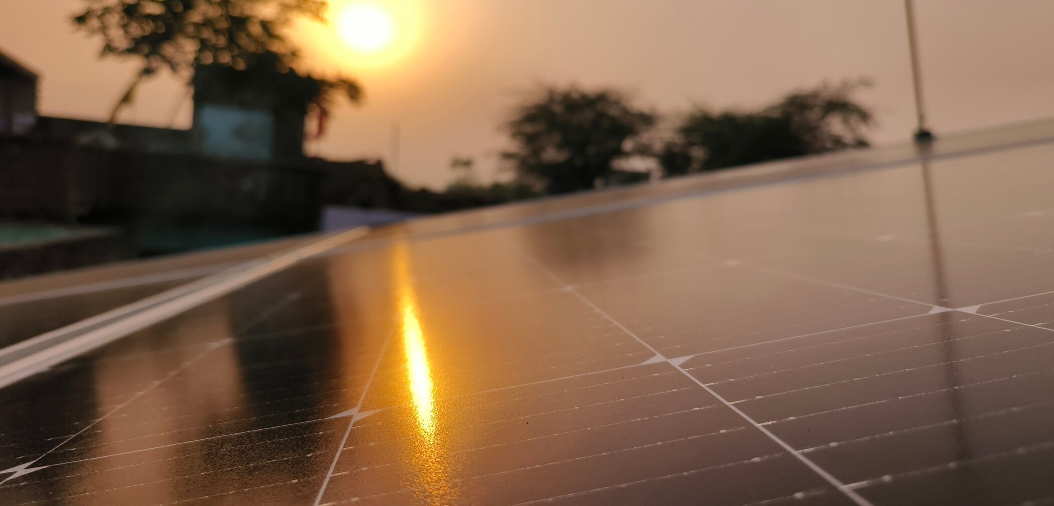 Photovoltaikanlage auf einem privaten Hausdach im Rhein-Sieg-Kreis bei strahlendem Sonnenschein – rhenag Energie.