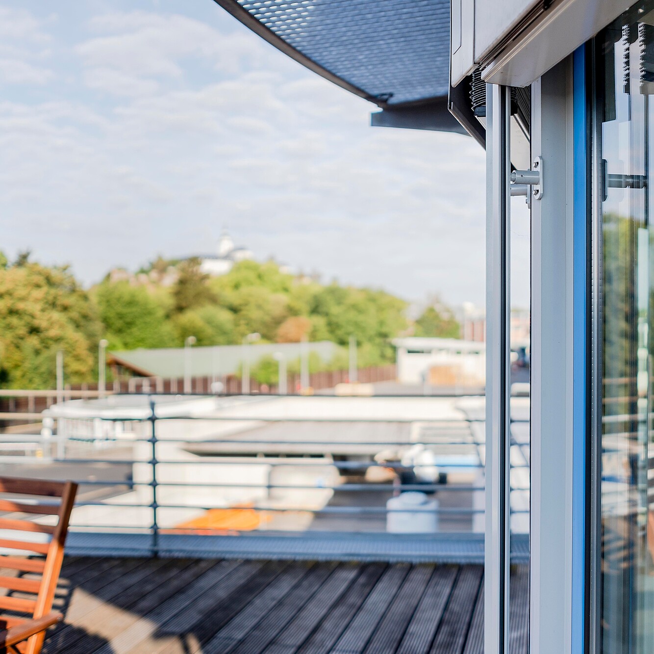 Balkon mit Sicht auf den Michaelsberg in Siegburg.