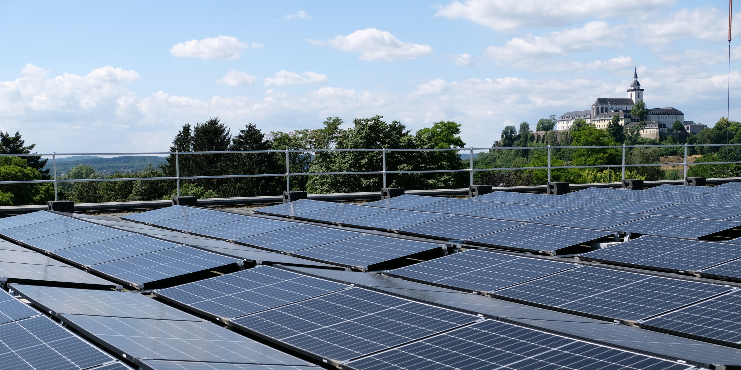 Photovoltaikanlage auf dem Dach des Oktopus Bads in Siegburg.