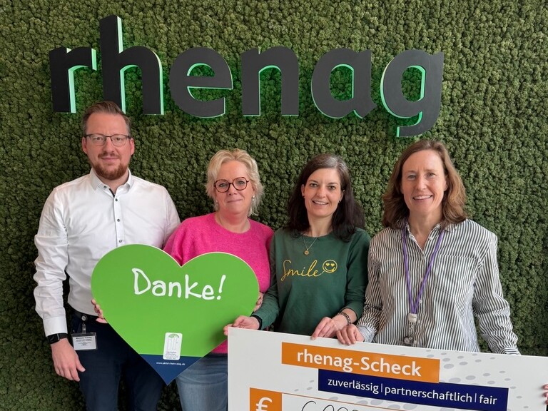 Symbolische Spendenübergabe an das Deutsche Kinderhospiz bei rhenag Energie.